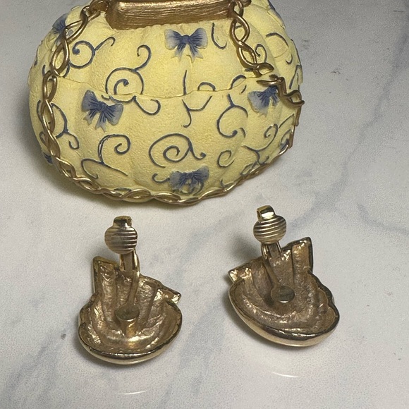 Vintage Gold Tone Clip On Earrings - Picture 5 of 8